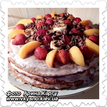 Торт бисквитный с клубничным кремом, шоколадом и фруктами