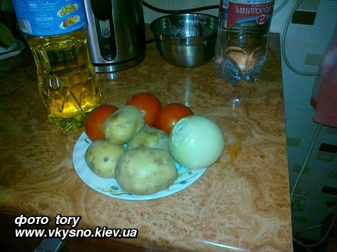 Овощной салат с картофелем и томатами