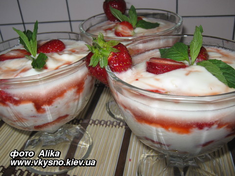 Клубничный десерт с йогуртом