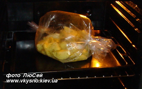 Картофель в кожуре, запеченный с чесноком