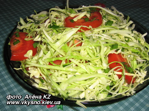 Салат капустный с помидорами