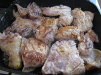 Домашняя курица в сметане с розмарином