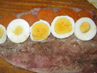 Рулет из скумбрии с морковью и яйцом