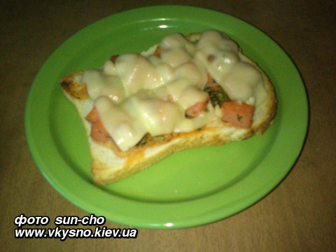 Горячие бутерброды с колбасой, сыром и овощами