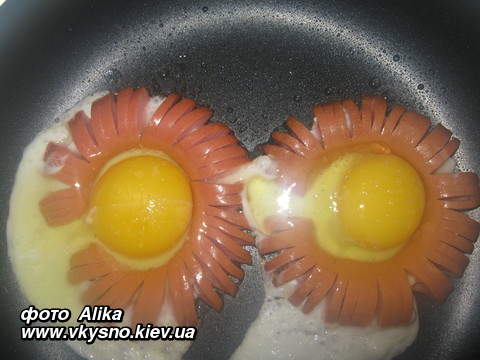 Завтрак "Ромашка" из сосисок и яиц