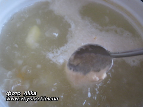 Суп с галушками, заправленный толченым салом с чесноком.