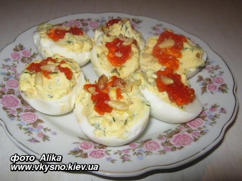Яйца с "хреновой" начинкой и красной икрой
