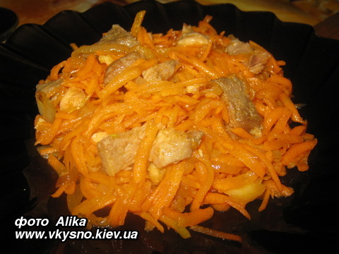 Салат морковный с жареной свининой