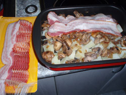 Картофель запеченый с грибами и беконом под сыром