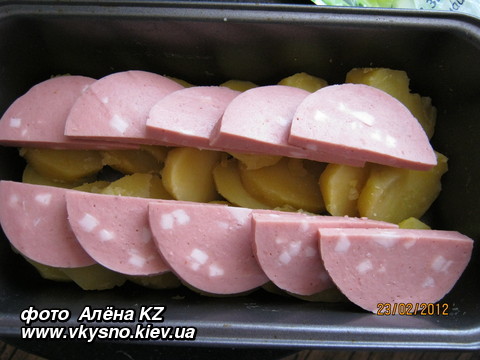 Картофель запеченый с колбасой