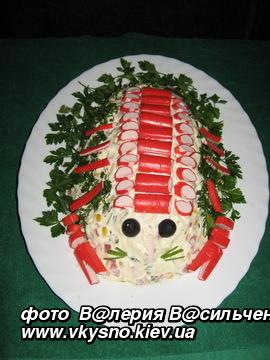 Салат с крабовыми палочками и колбасой