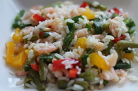 рецепт Восточный салат с рисом, перцем и креветками
