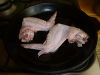 Куриные крылья в тарелке с грибами