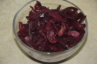 рецепт Салат из свеклы с изюмом и карамелизированным луком