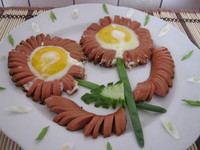 рецепт Завтрак "Ромашка" из сосисок и яиц