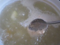 Суп с галушками, заправленный толченым салом с чесноком.