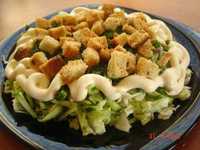 рецепт Зеленый салат с чесночными гренками