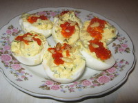 рецепт Яйца с "хреновой" начинкой и красной икрой
