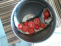 Форель, запеченная с помидорами