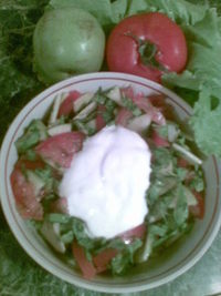 Листовой салат с помидорами и яблоками