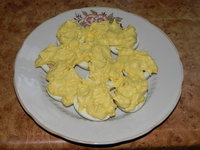 Яйца, фаршированные печенью трески